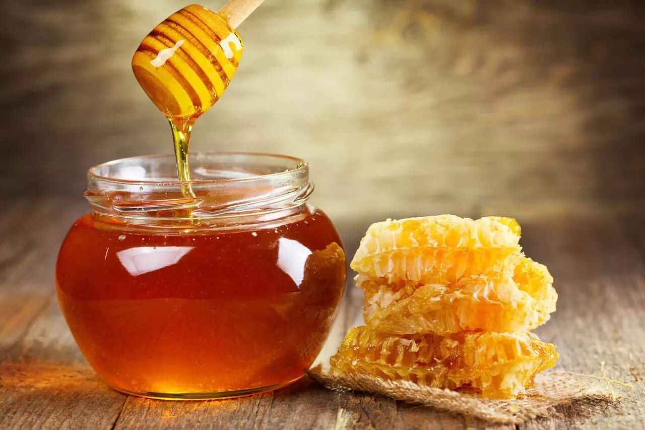 Beitragsbild: Honig als Sinnbild für das Honeypot-Feld in Contact Form 7