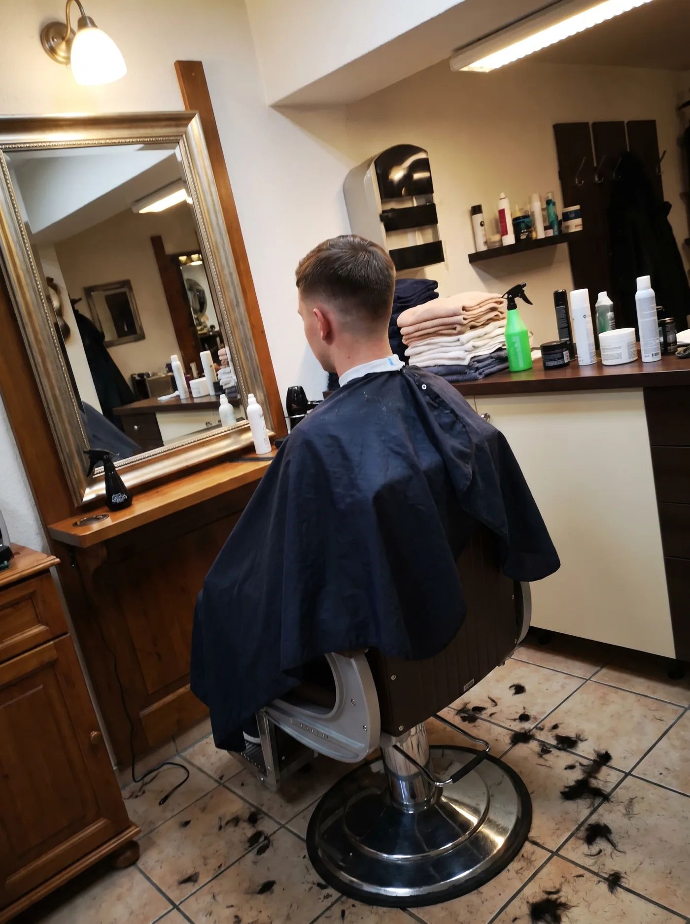 Handyfoto: fertiger Haarschnitt von hinten im Salonlicht