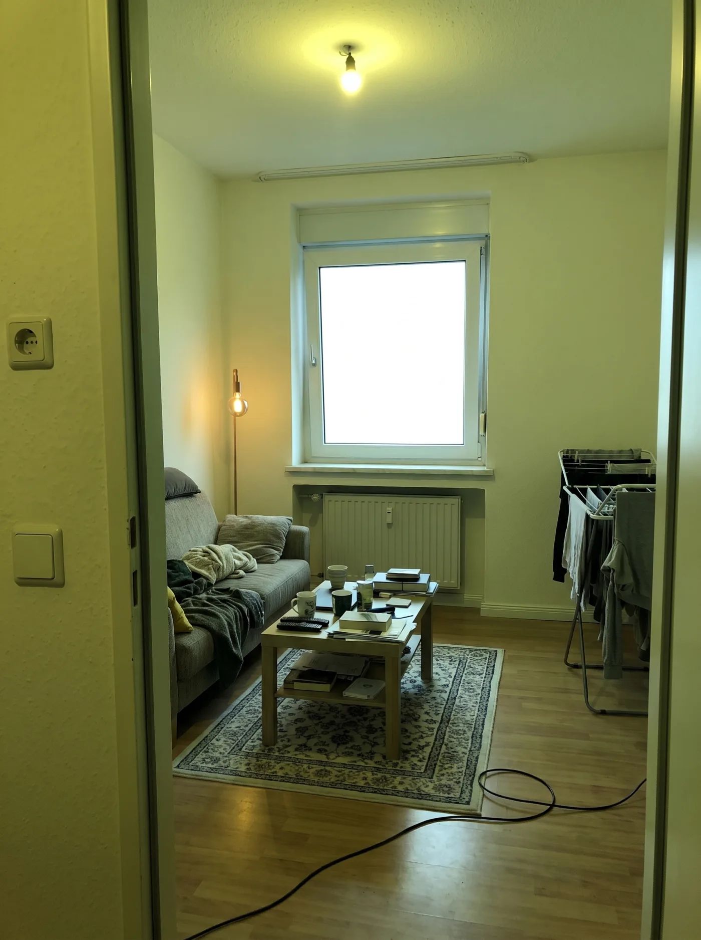 Handyfoto: leerer Raum mit stürzenden Linien und überstrahltem Fenster