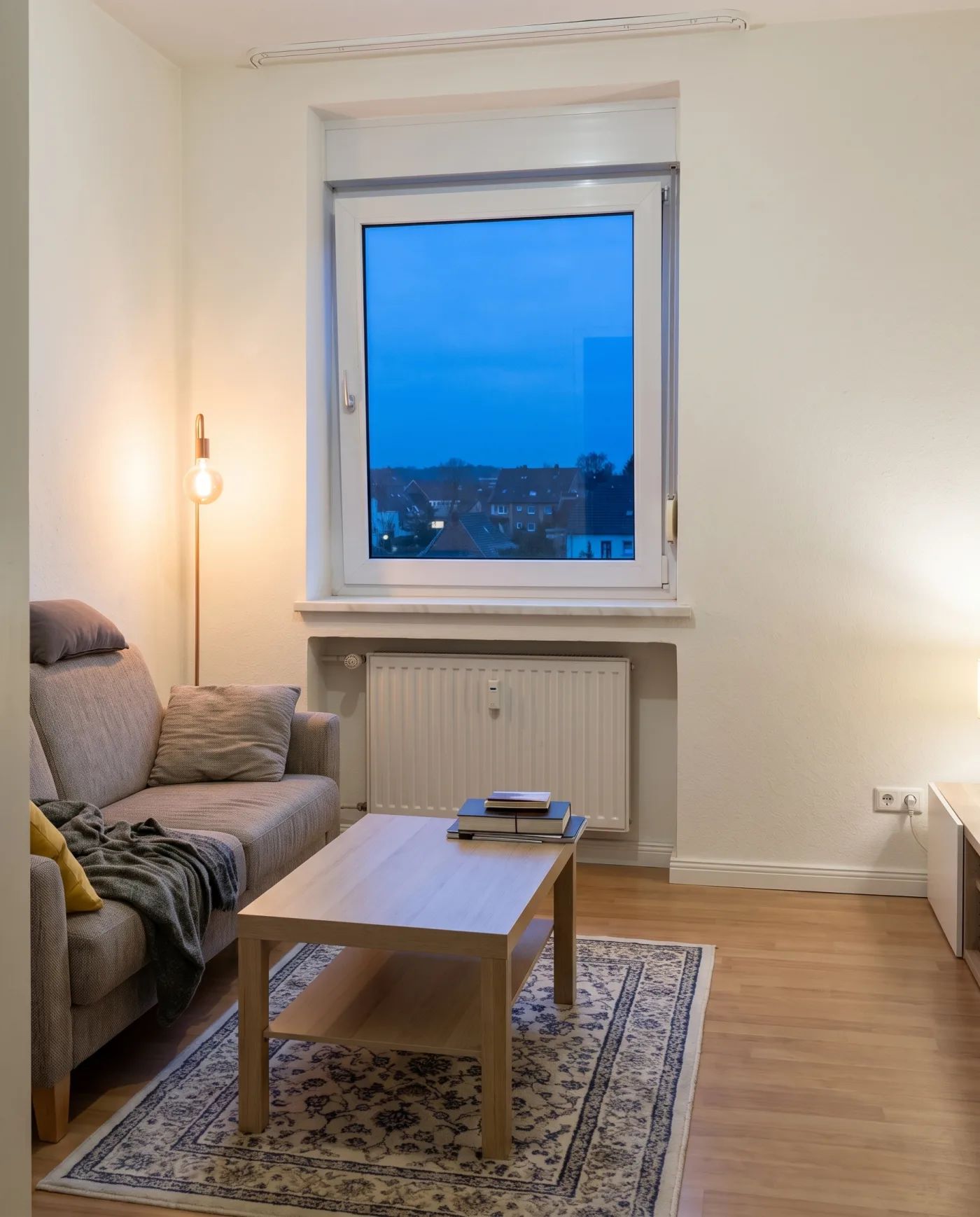 Beitrag: derselbe Raum mit geraden Linien und sichtbarem Fenster
