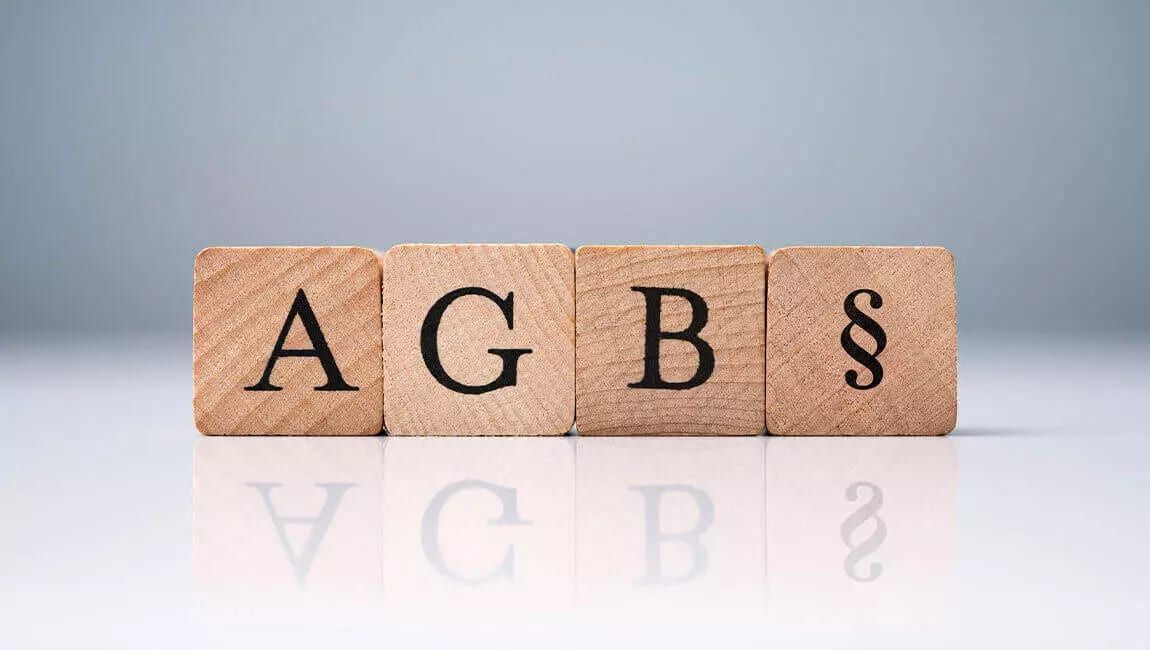 Beitragsbild: Holzwürfel mit AGB und Paragrafenzeichen zum neuen Kaufrecht