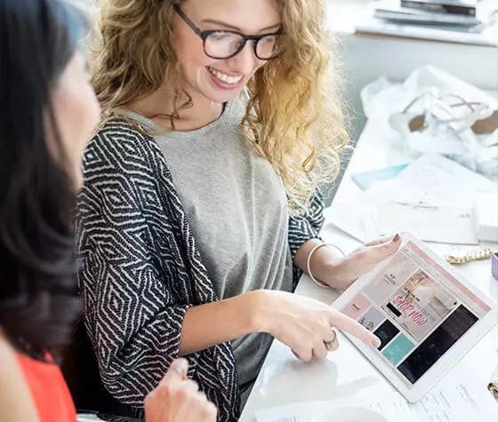 Händlerin prüft lokale Produktanzeigen auf dem Tablet