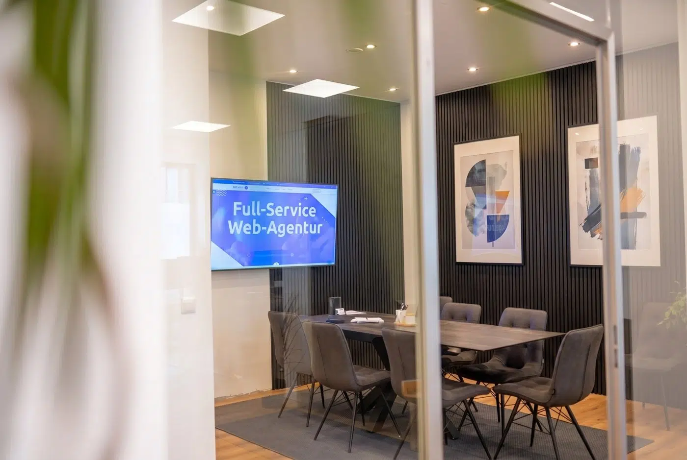 Meetingraum der Web Labels Agentur